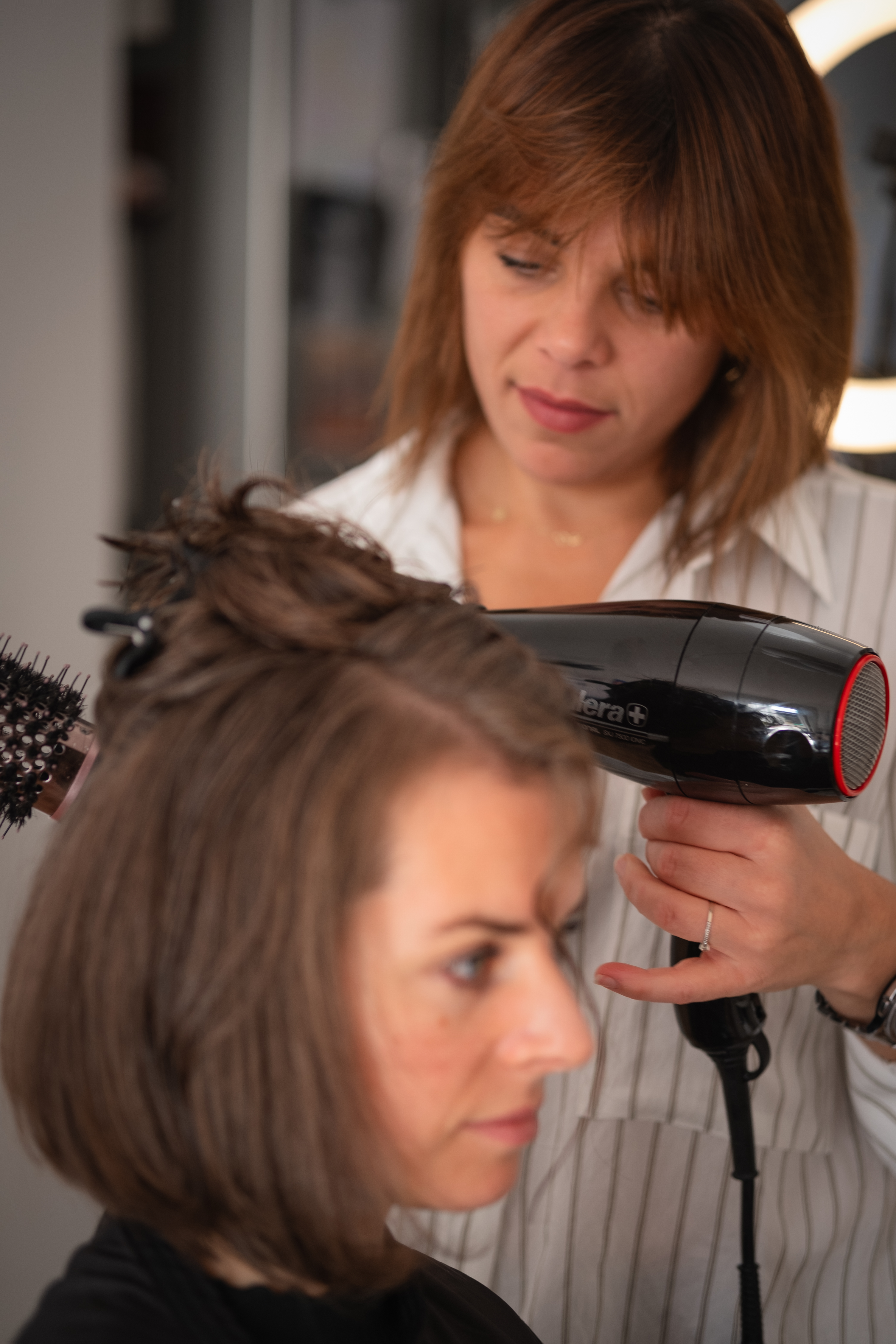 Professioneller Friseurservice bequem bei Ihnen zuhause in Berlin Mobile Friseurin Fiona Giganti bei einer Kundin zuhause in Berlin